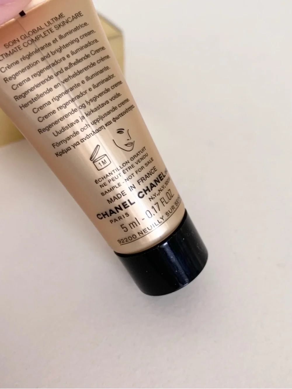 Hold CHANEL Sublimage La Crème Lumière - Picture 6 of 15